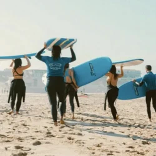 Groupe de riders avec un moniteur de kite sur la plage du Médoc