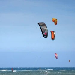 Vague vue du ciel avec un rider en action