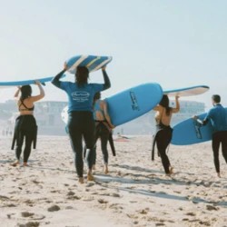 Moniteur de kite donnant un cours dans les vagues