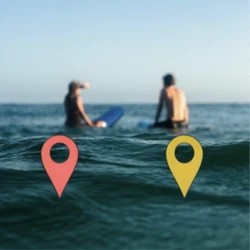 Deux riders marchent sur la plage avec leurs planches